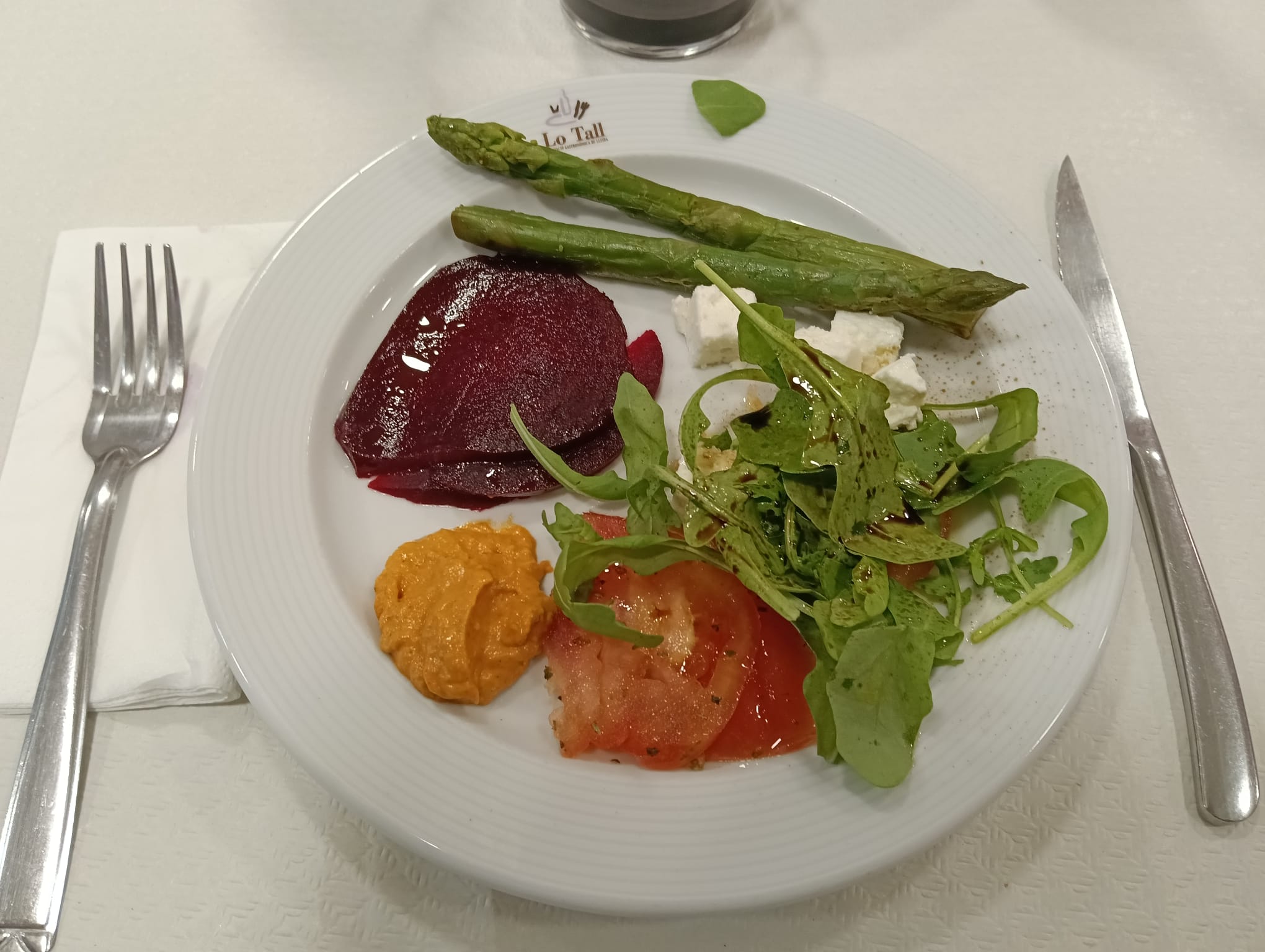 Divendres de primavera a Lo Tall: crema d’ortiga, amanida i cabrit