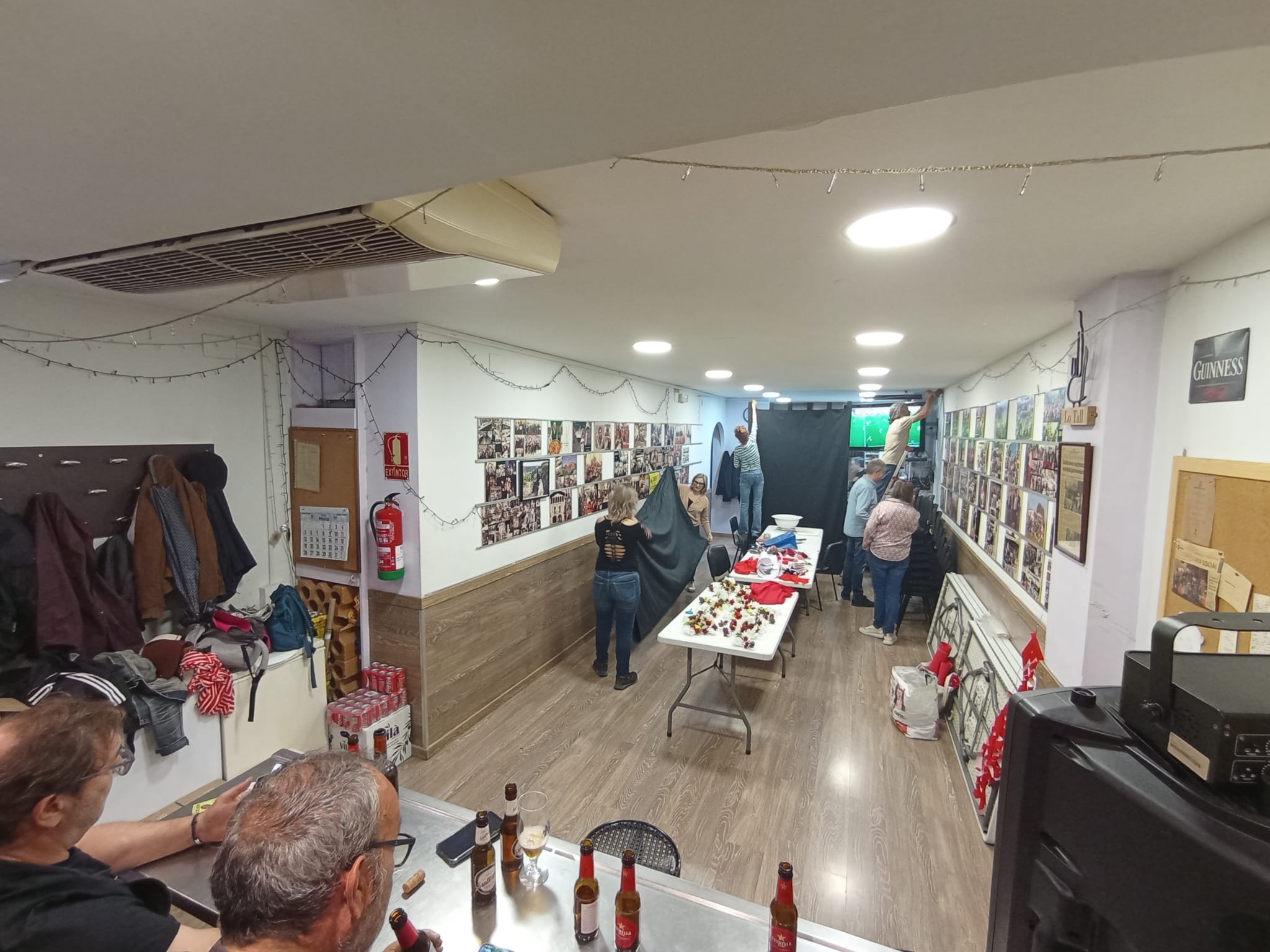 Taula de pica-pica abans d&#39;obrir portes