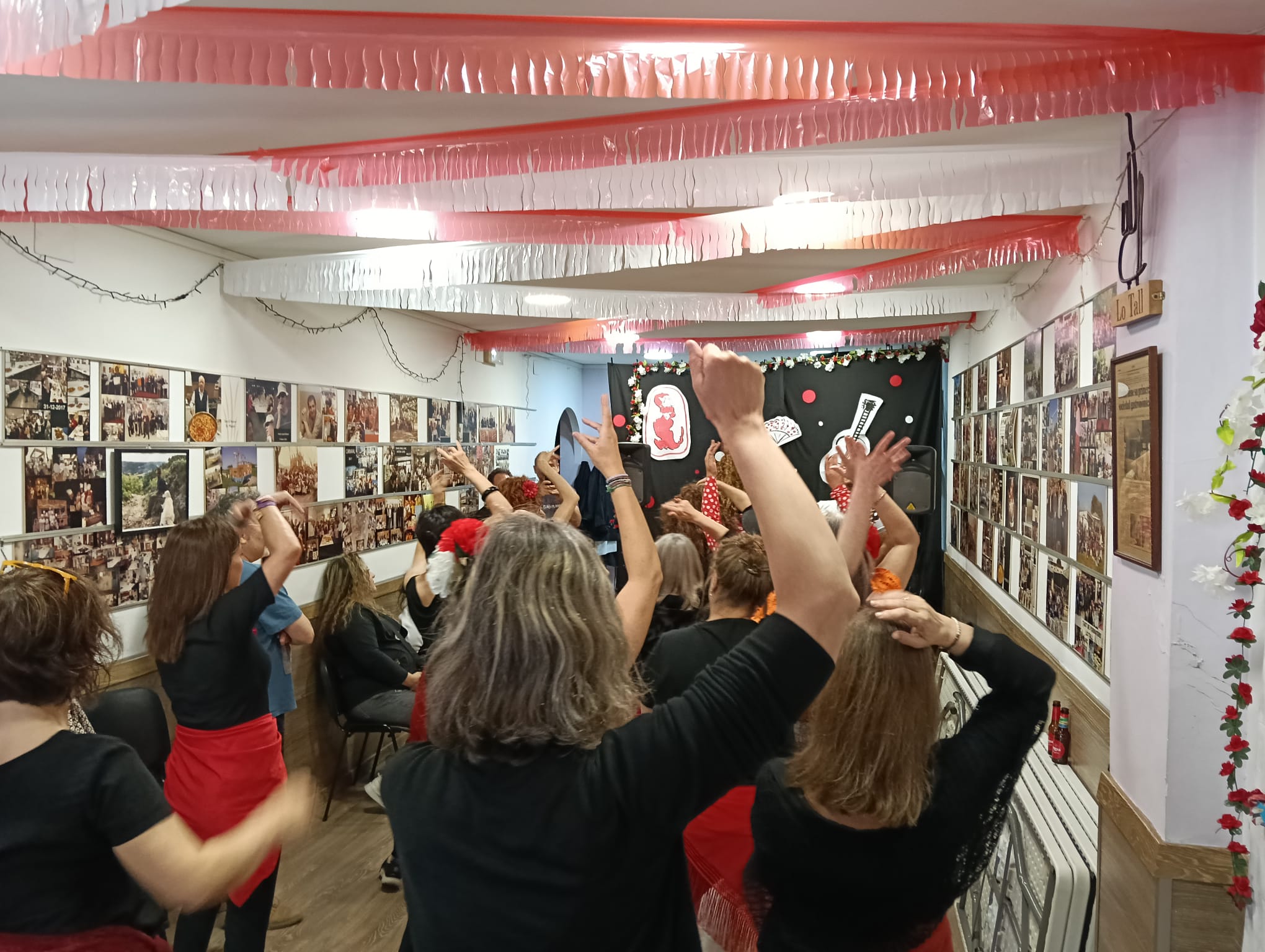 Balladores omplint el passadís central