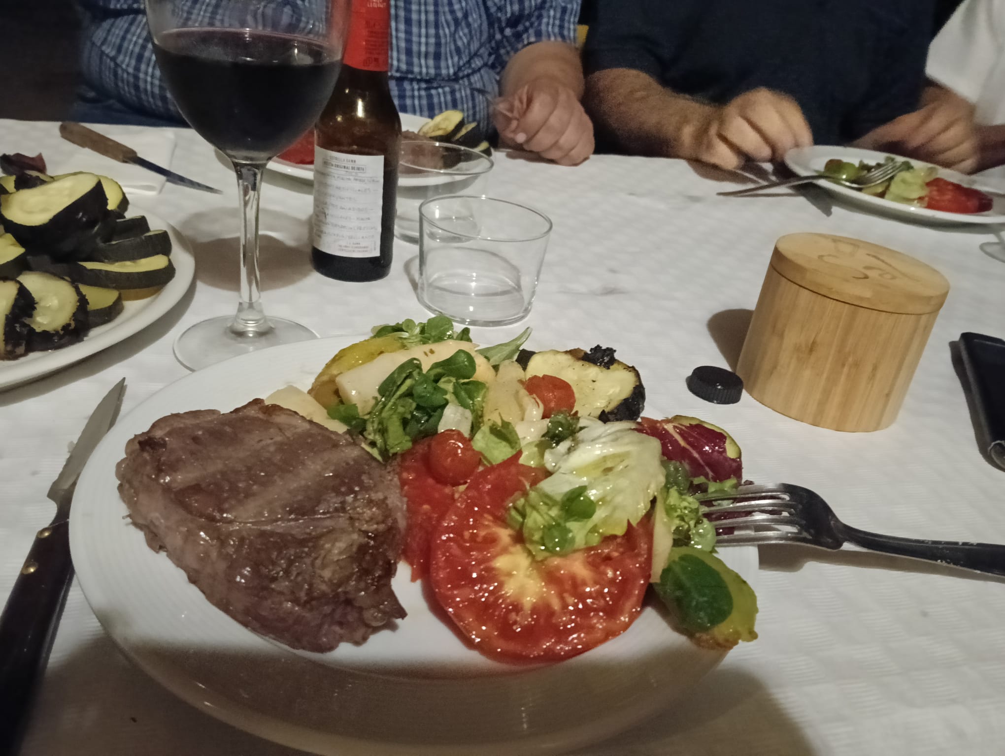 Nit de brasa a Cal Visa: carn, carbassó i un 55 ben dolç