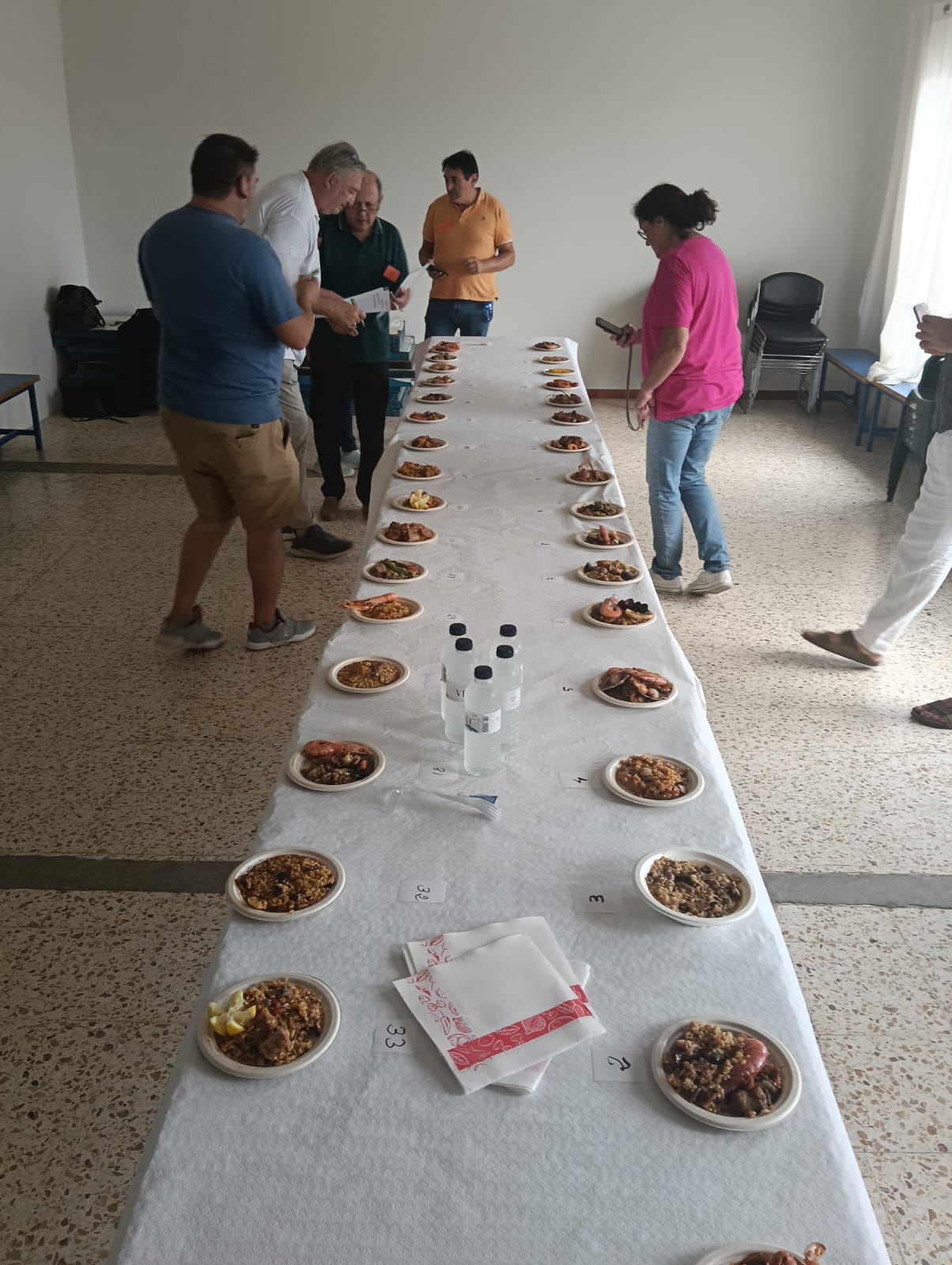 Plats servits a taula, ganes i bon humor