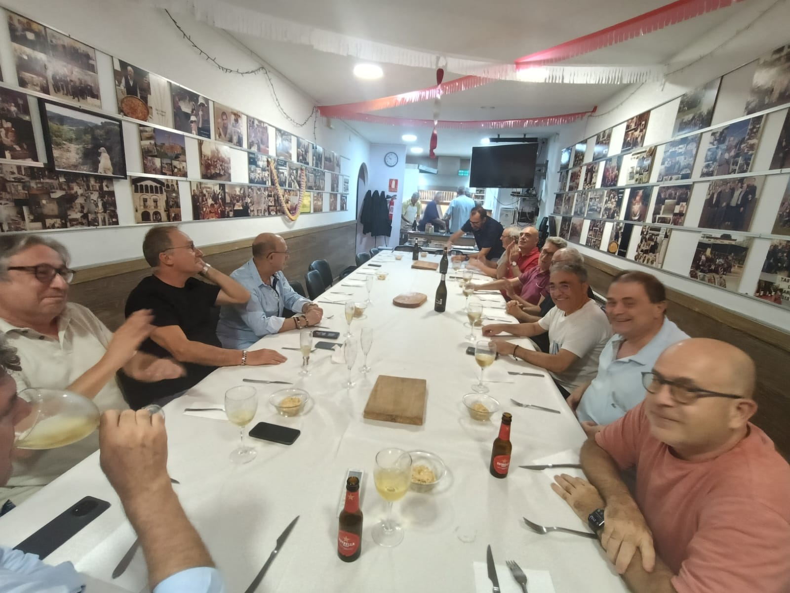 La colla pren seient i engega lo sopar