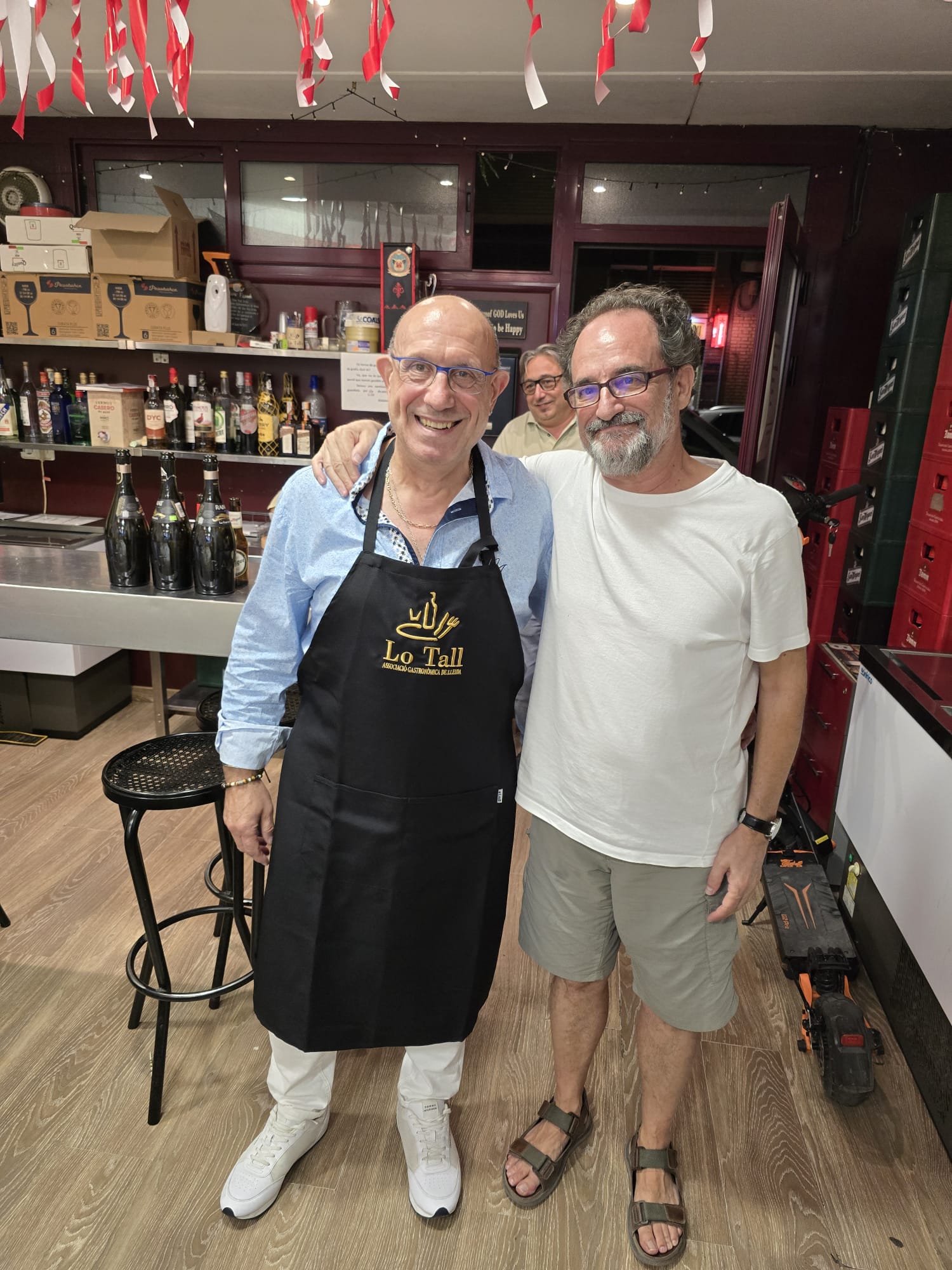 Entrega del devantal al Pedro, nou soci de Lo Tall