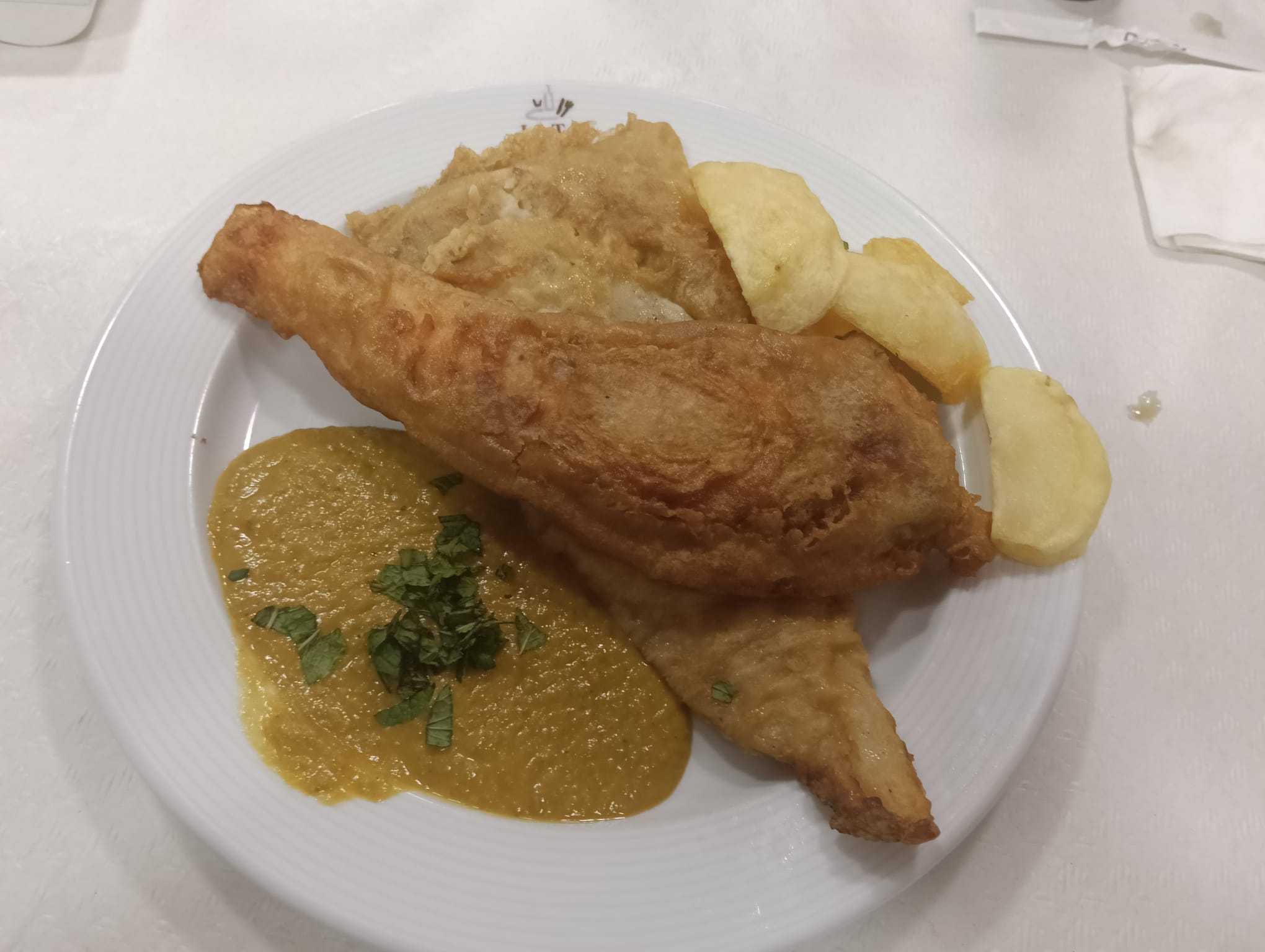 Fish and chips amb curry suau de coco