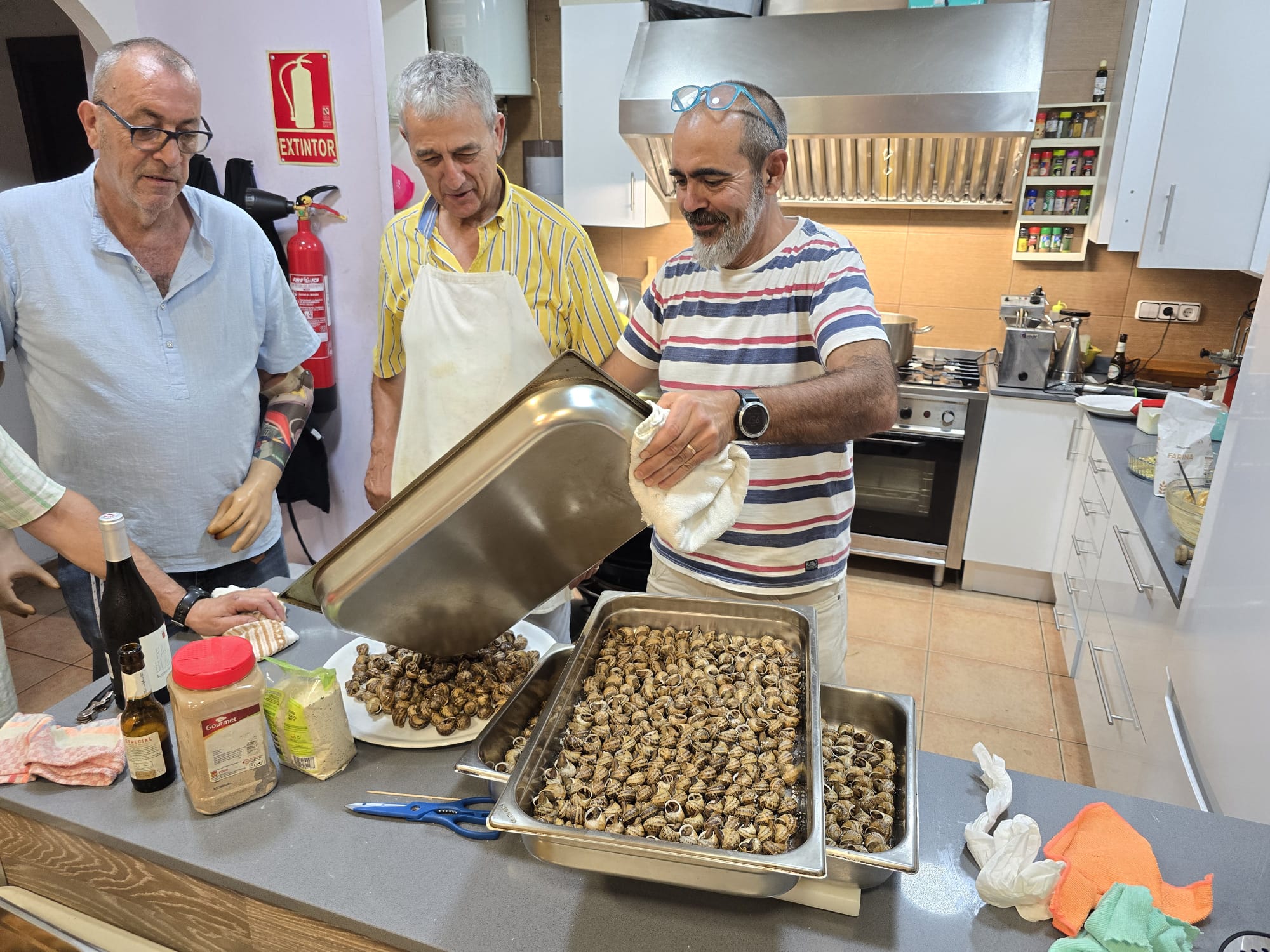 Preparant los caragols a la cuina de Lo Tall