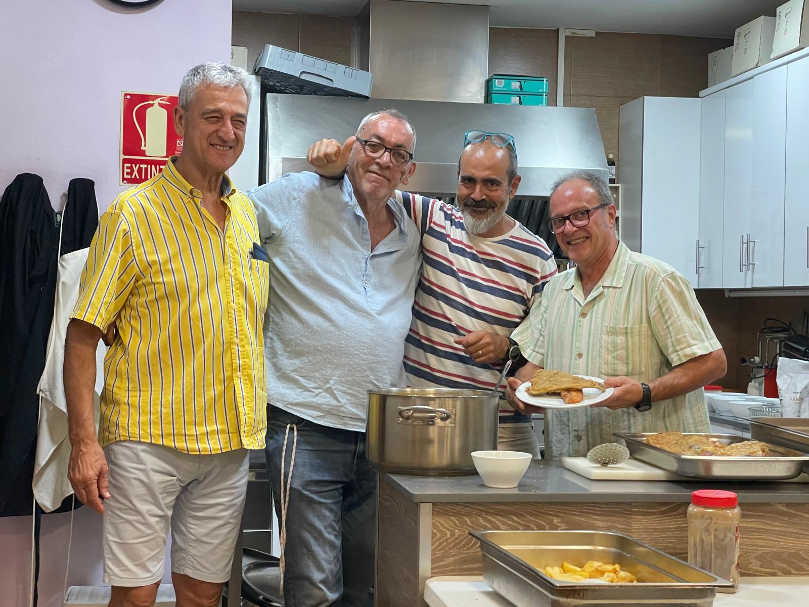 L&#39;equip de cuina orgullós entre cassoles i fregidora