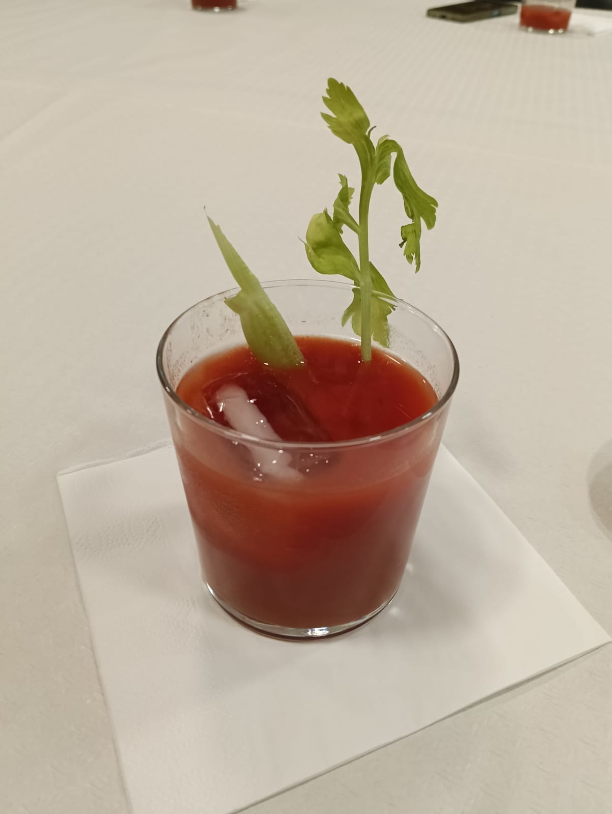 Còctel d'api amb tomàquet i gel