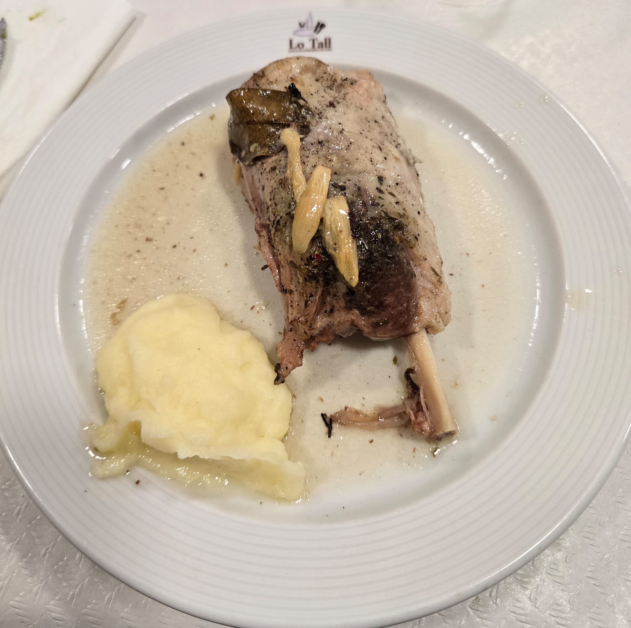 Codillo a baixa temperatura amb puré de patata
