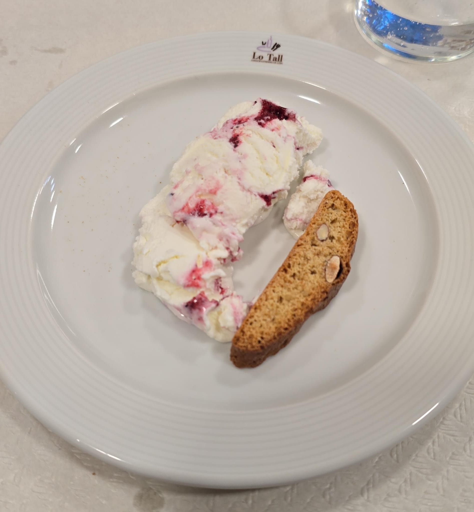 Gelat de iogurt grec amb fruits del bosc i cantucci