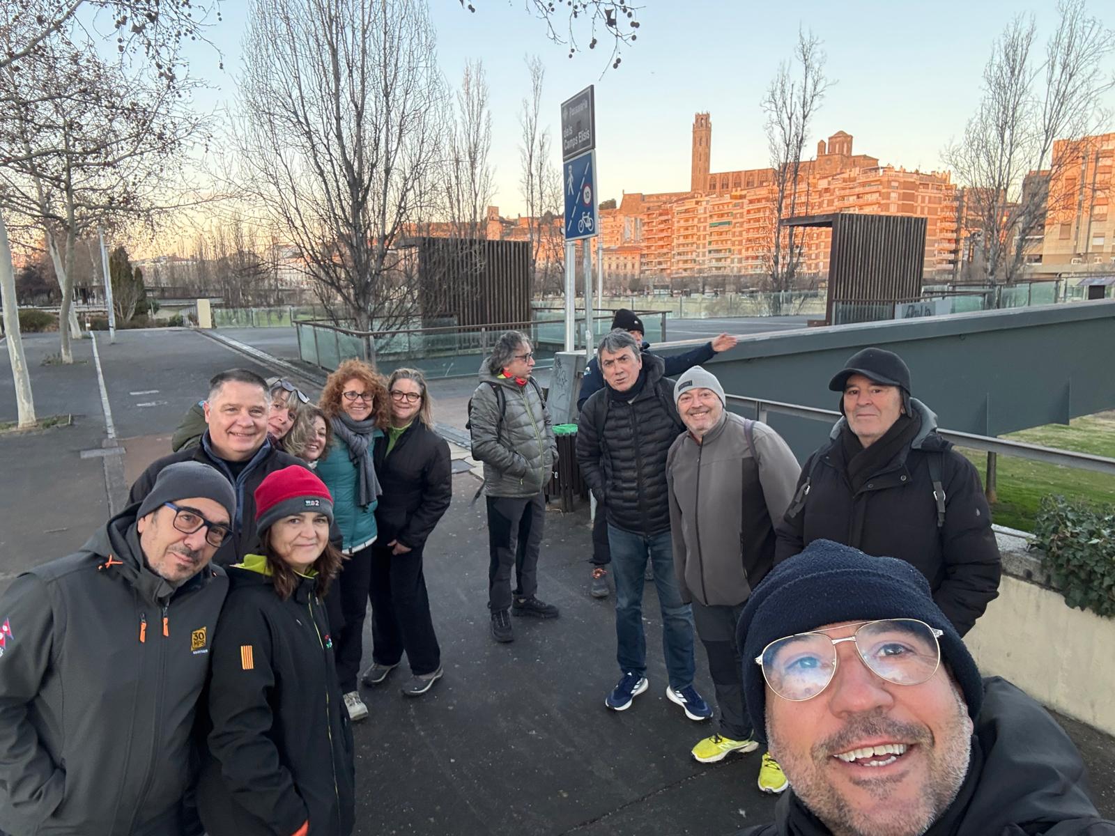 Lo grup a punt de començar als Camps Elisis