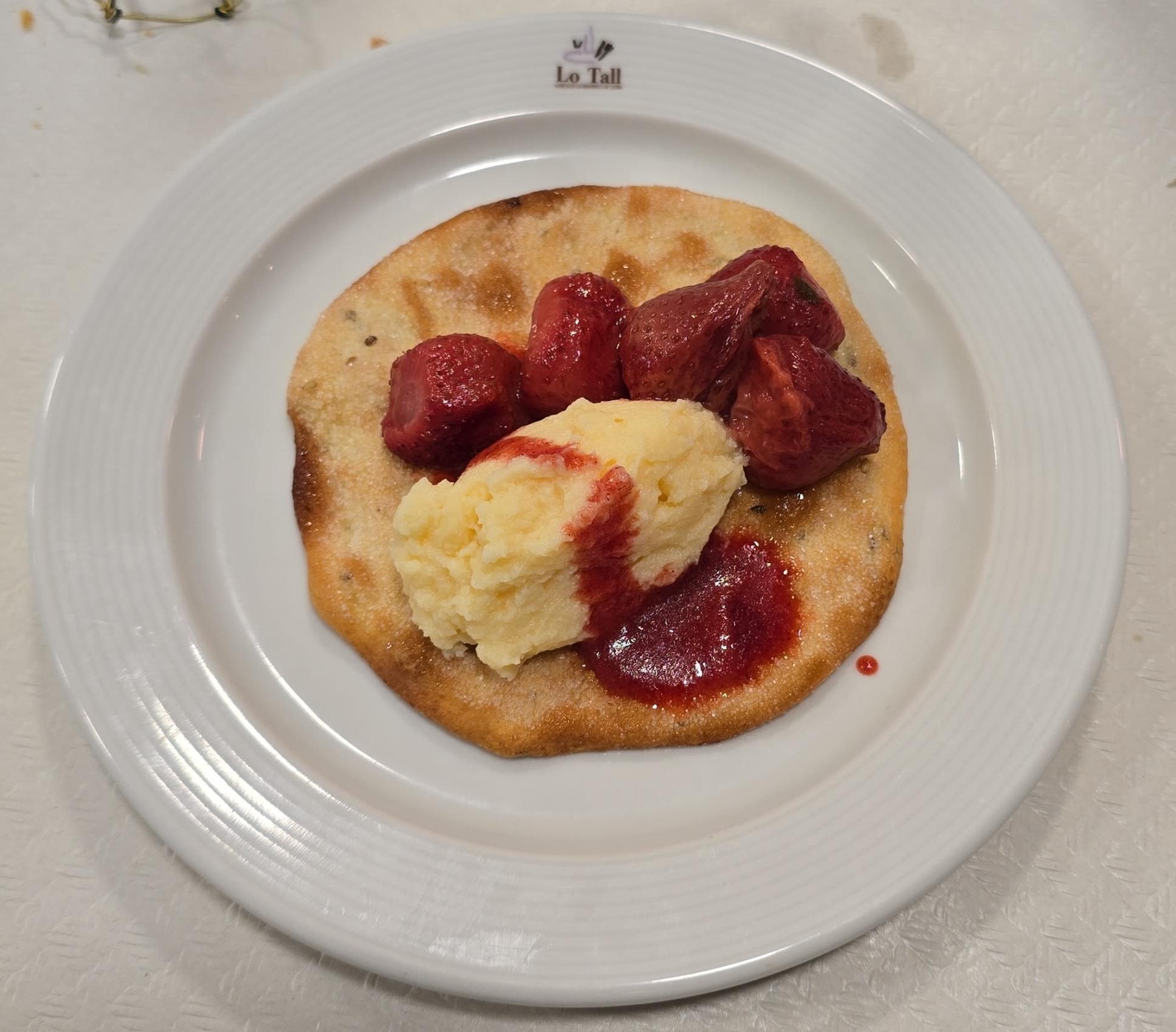Crema catalana amb maduixes sobre torta d'Inés