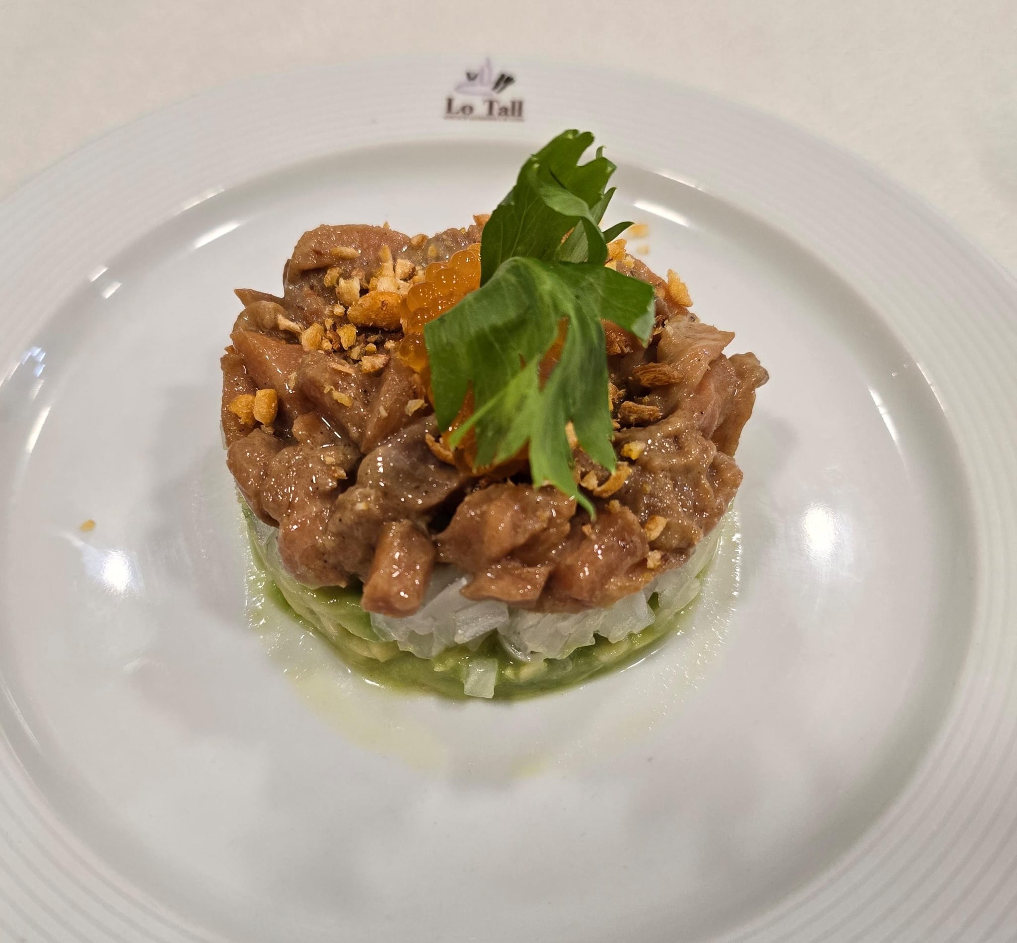Tartar de salmó sobre crema d'alvocat amb ou de peix