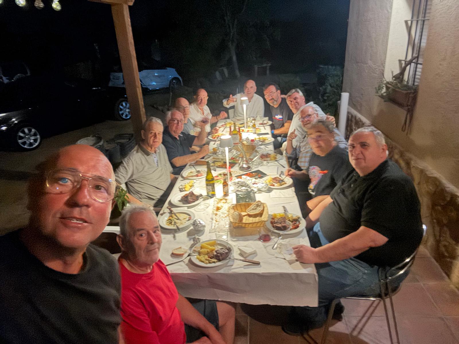 Taula llarga del sopar d'agost al porxe de la torre