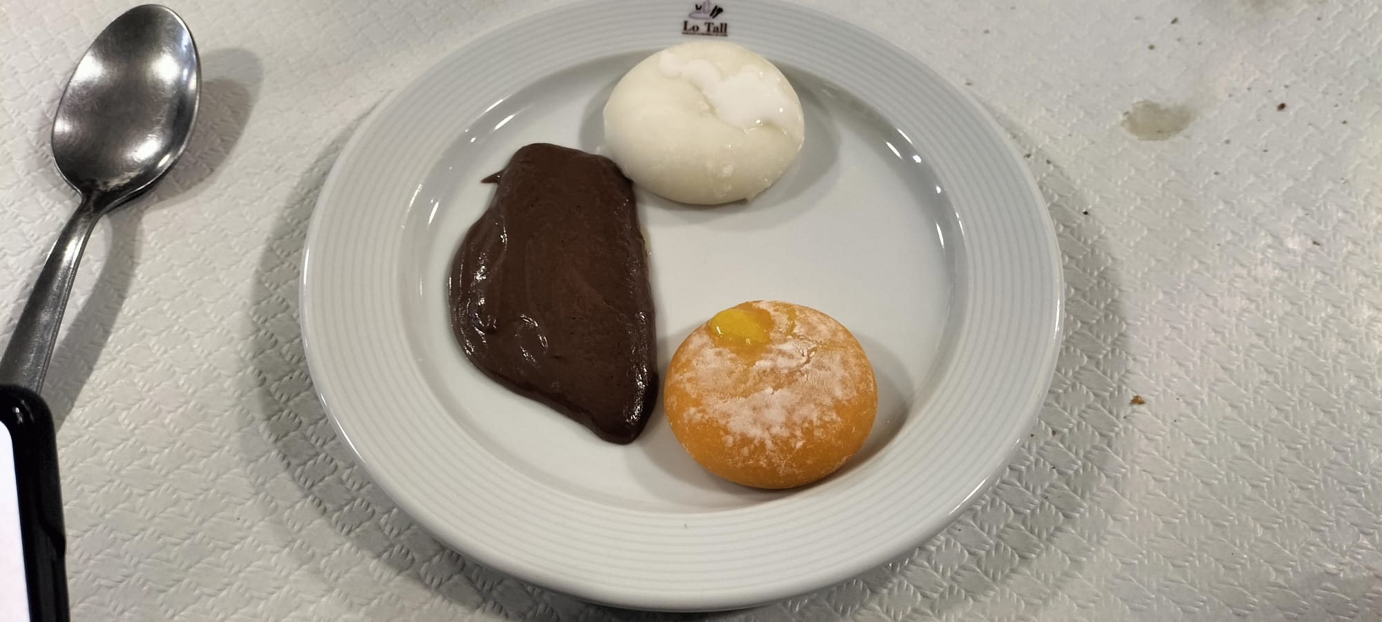 Trio de postres de xocolata, coco i crema