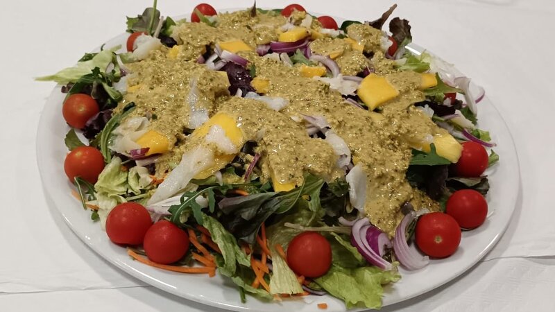 Amanida amb bacallà fumat, mango i vinagreta de pistatxos
