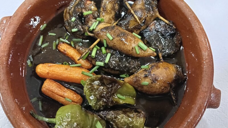 Calamars farcits a la tinta amb pebrots del Padrón i pastanagues