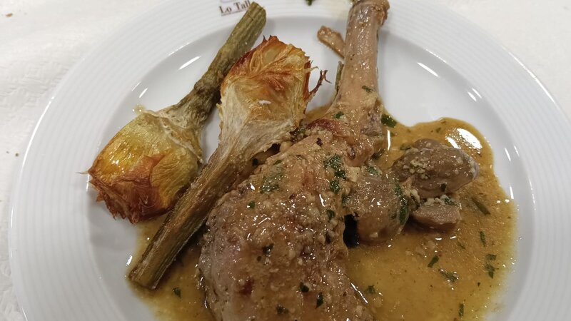 Conill en salsa amb carxofes i bolets