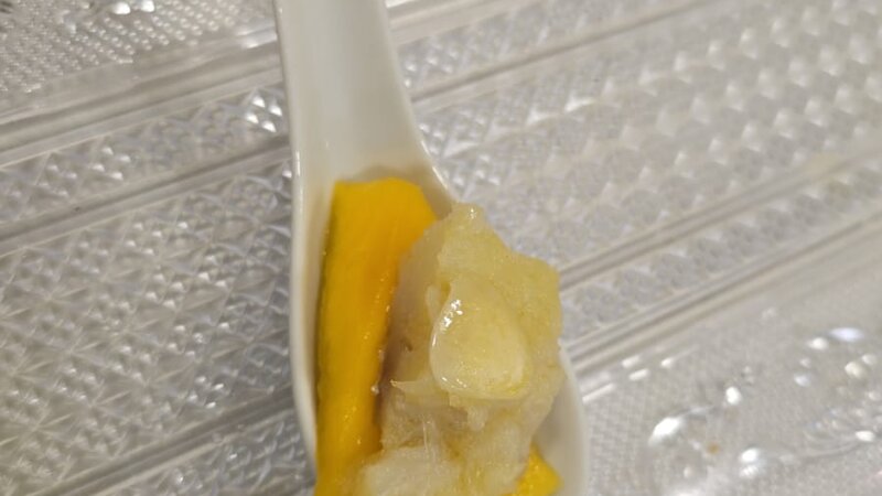Cullereta de bacallà esqueixat amb làmina de mango