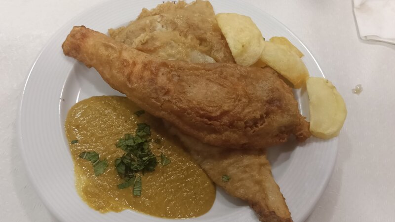 Fish and chips (bacallà i salmó) amb curry suau de coco i salsa tàrtara