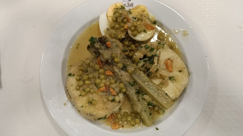 Lluç amb pèsols, carxofes i ou dur