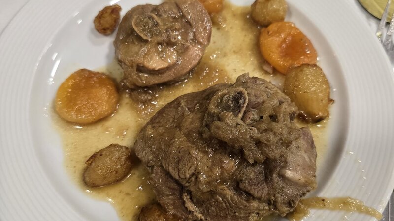 Ossobuco de gall d'indi estofat amb orellanes i escalunyes