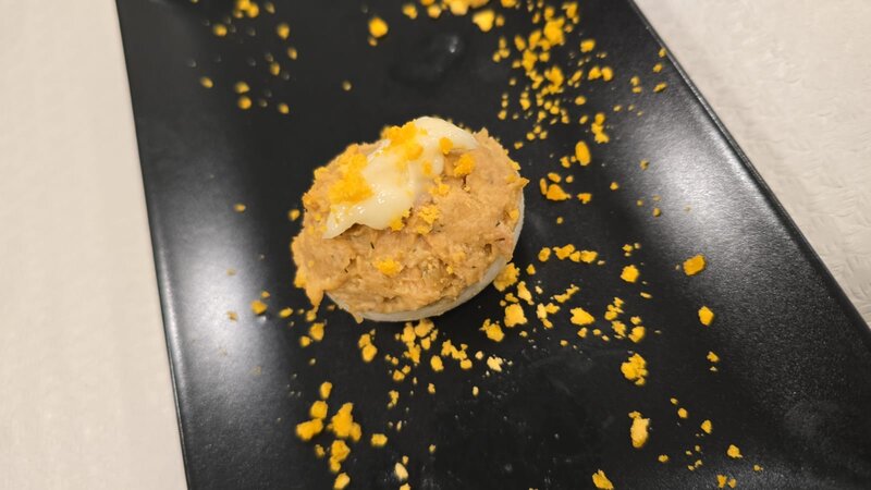Ou farcit amb mousse de tonyina